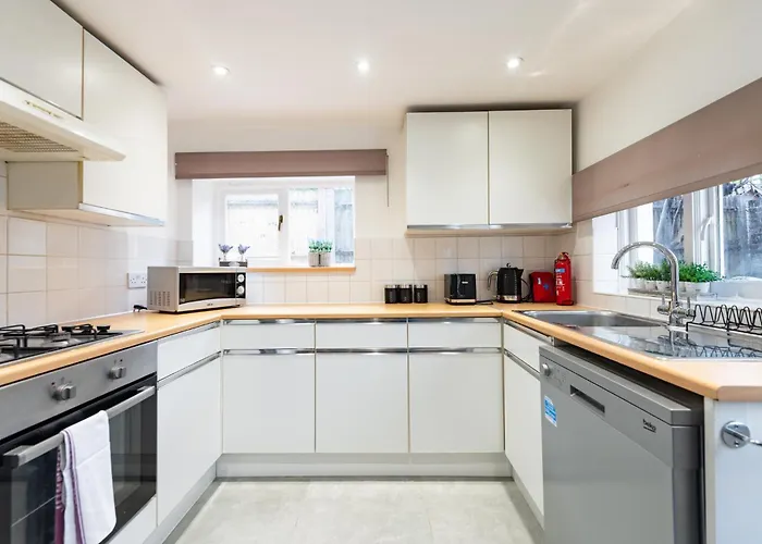 Bright, Spacious & Large Wimbledon Flat
