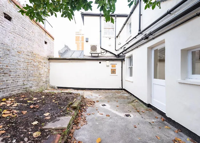 Bright, Spacious & Large Wimbledon Flat